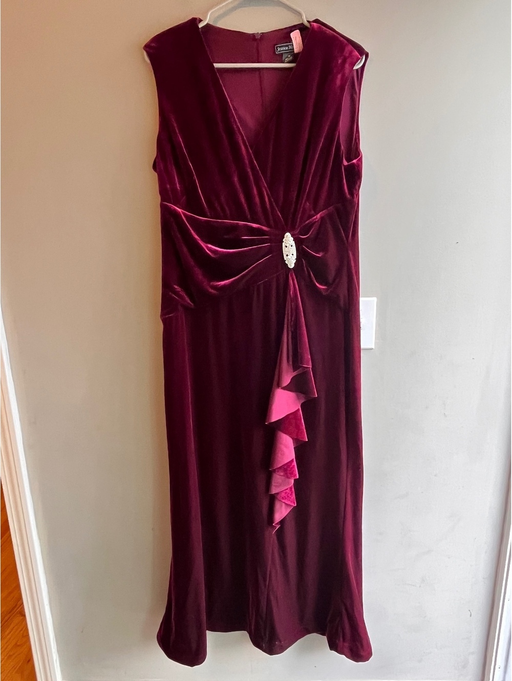 Jessica Howard Burgundy Velvet Gown V-Neck Brooch Ruffle Formal Dress 16